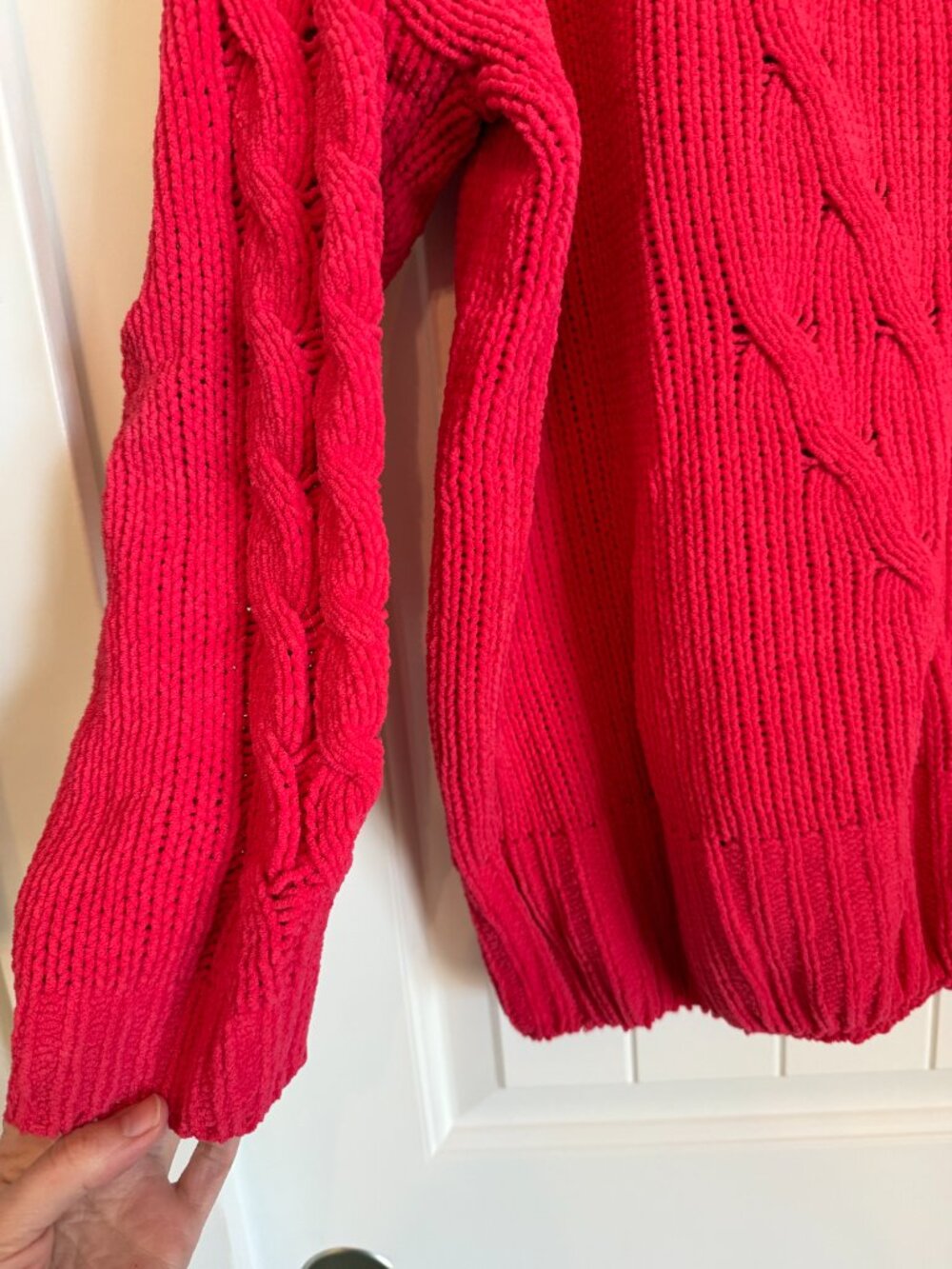 Cozy oversized hot pink sweater with a classic crew neck and braided pattern - Picture 2 of 5
